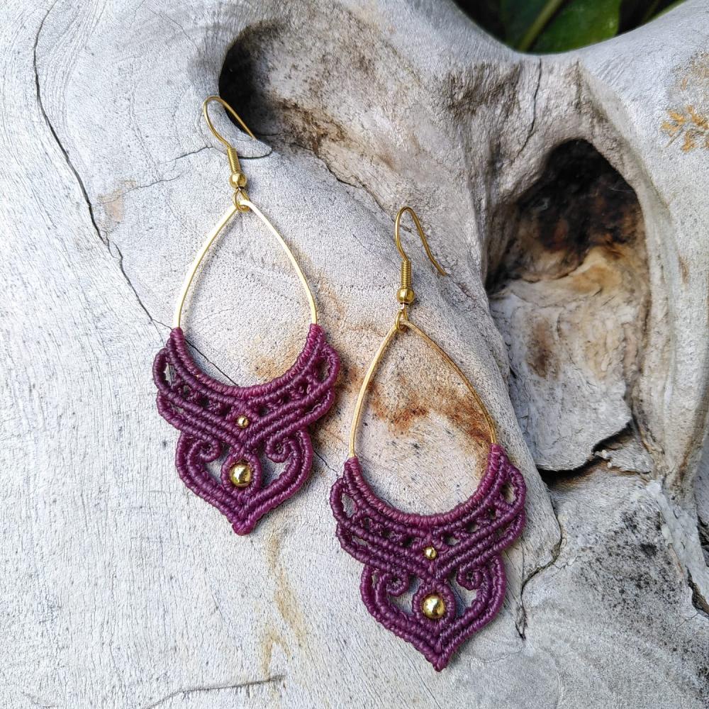 Boucles d’oreilles artisanales en micro-macramé mauve