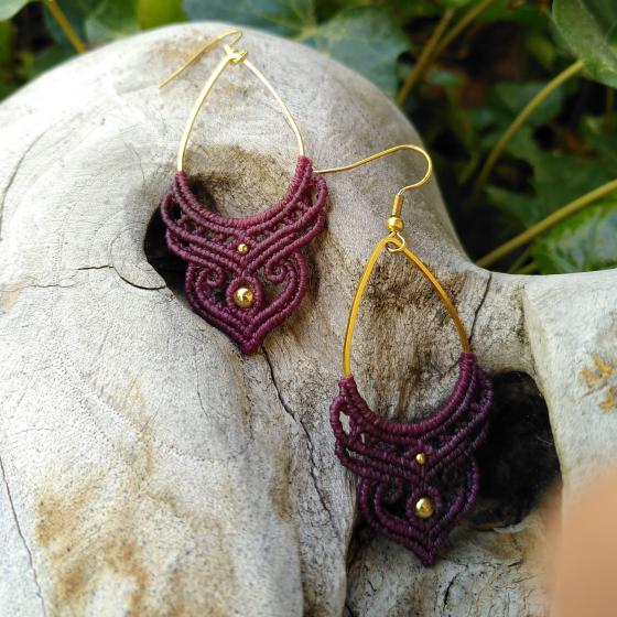 Boucles d’oreilles artisanales en micro-macramé mauve