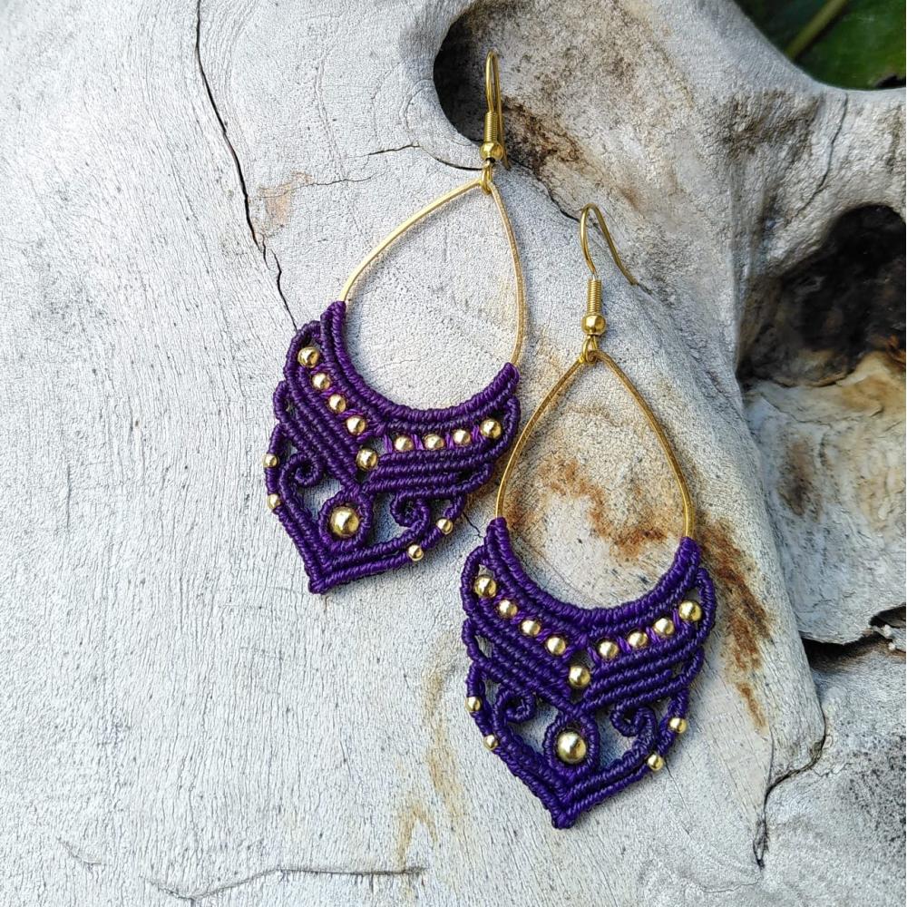 Boucles d’oreilles artisanales en micro-macramé violet foncé