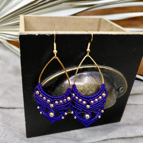 Boucles d’oreilles artisanales en micro-macramé violet foncé