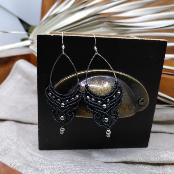 Boucles d’oreilles artisanales en micro-macramé noir