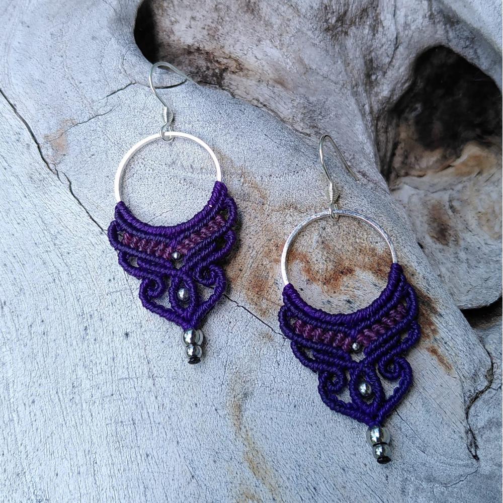 Ohrringe aus dunkelviolettem und lila Mikro-Makramee – Handgefertigter Schmuck