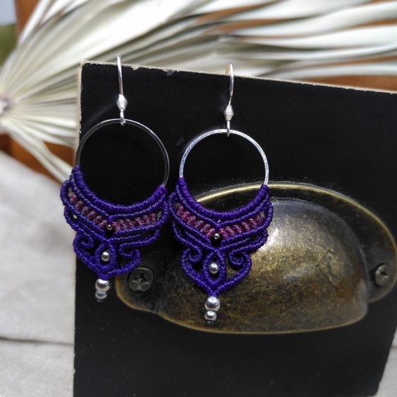 Boucles d’oreilles artisanales en micro-macramé violet foncé et mauve