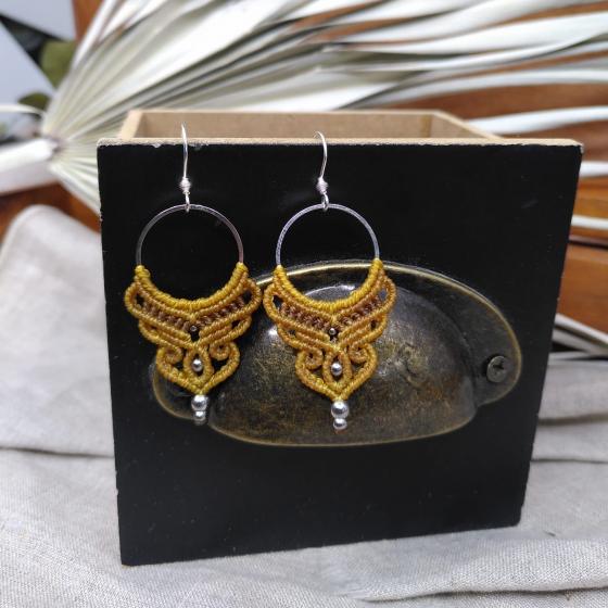 Boucles d’oreilles artisanales en micro-macramé jaune moutarde et marron caramel