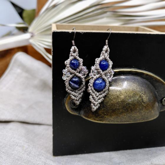 Boucles d’oreilles artisanales en micro-macramé Sodalite