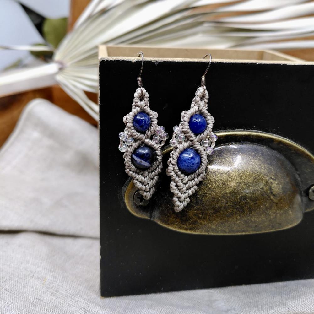 Ohrringe aus Sodalith Mikro-Makramee – Handgefertigter Schmuck