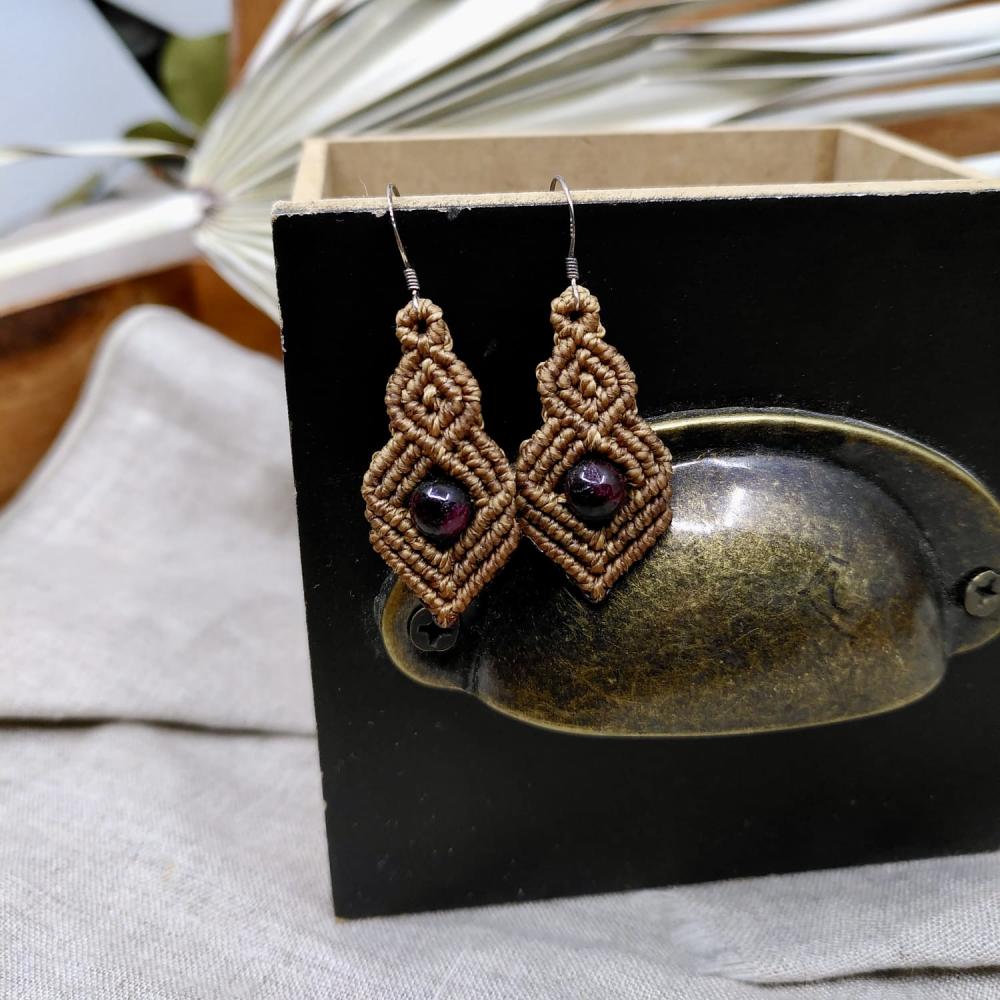 Ohrringe aus karamellbraunem und granatrotem Mikro-Makramee – Handgefertigter Schmuck
