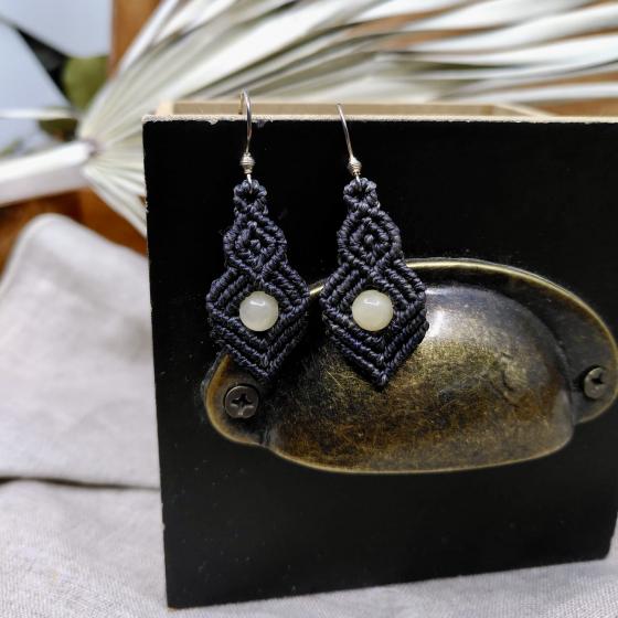 Ohrringe aus aschschwarzem Mikro-Makramee und gelbem Kalzit – Handgefertigter Schmuck