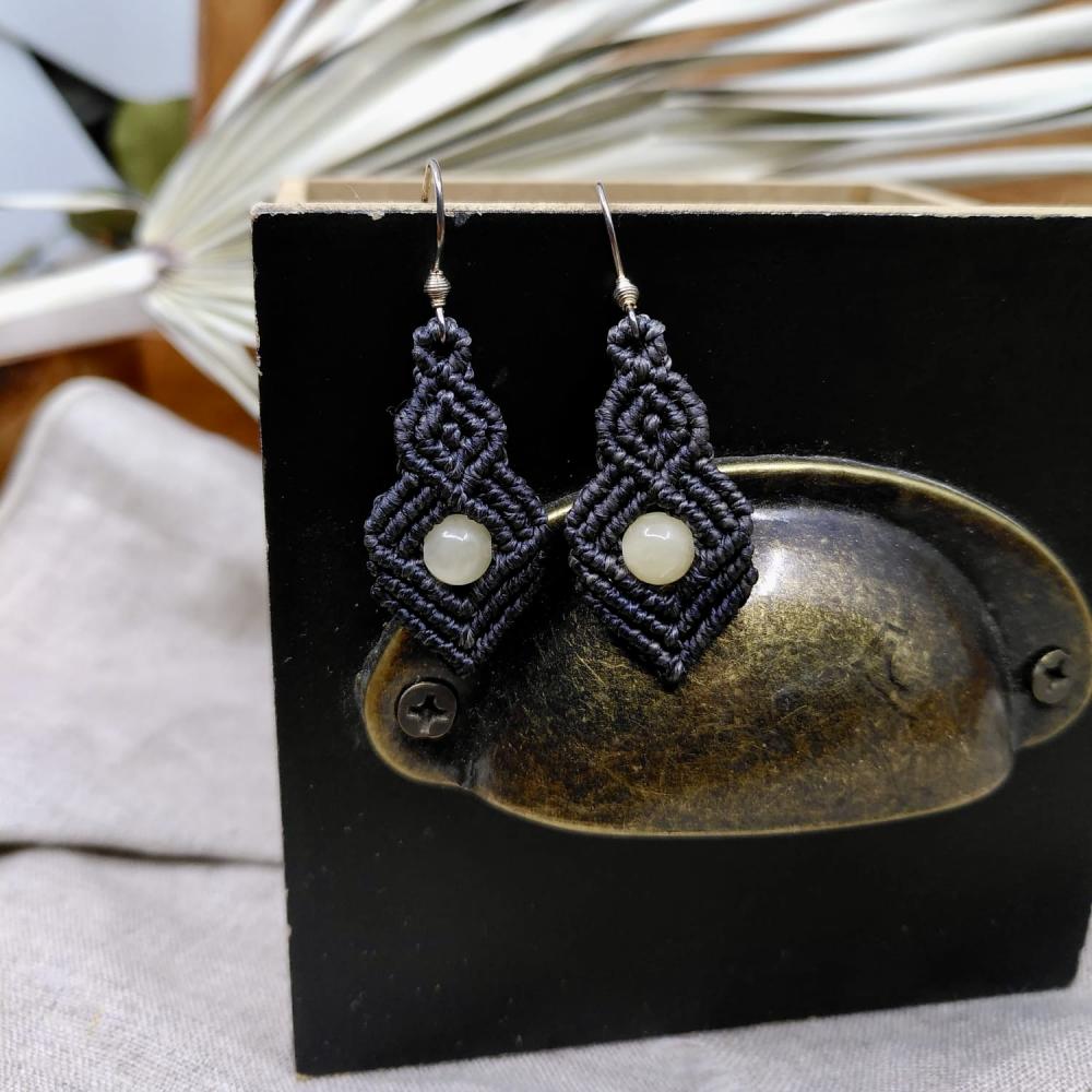 Ohrringe aus aschschwarzem Mikro-Makramee und gelbem Kalzit – Handgefertigter Schmuck