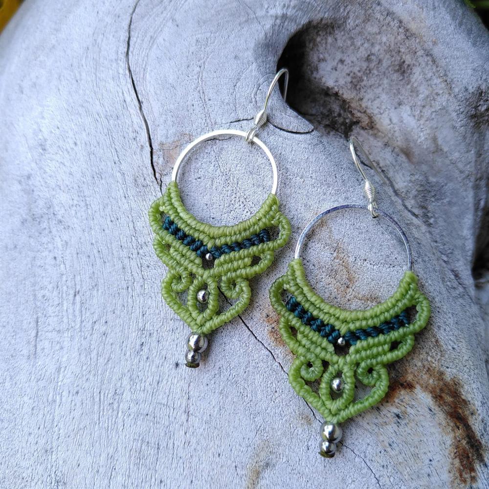 Boucles d’oreilles artisanales en micro-macramé vert clair et vert canard