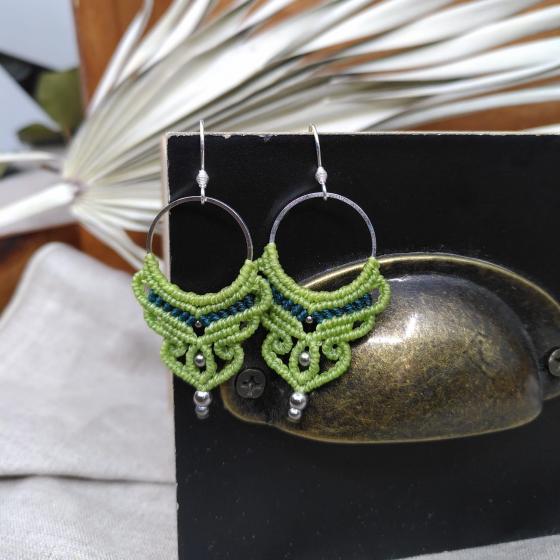 Boucles d’oreilles artisanales en micro-macramé vert clair et vert canard