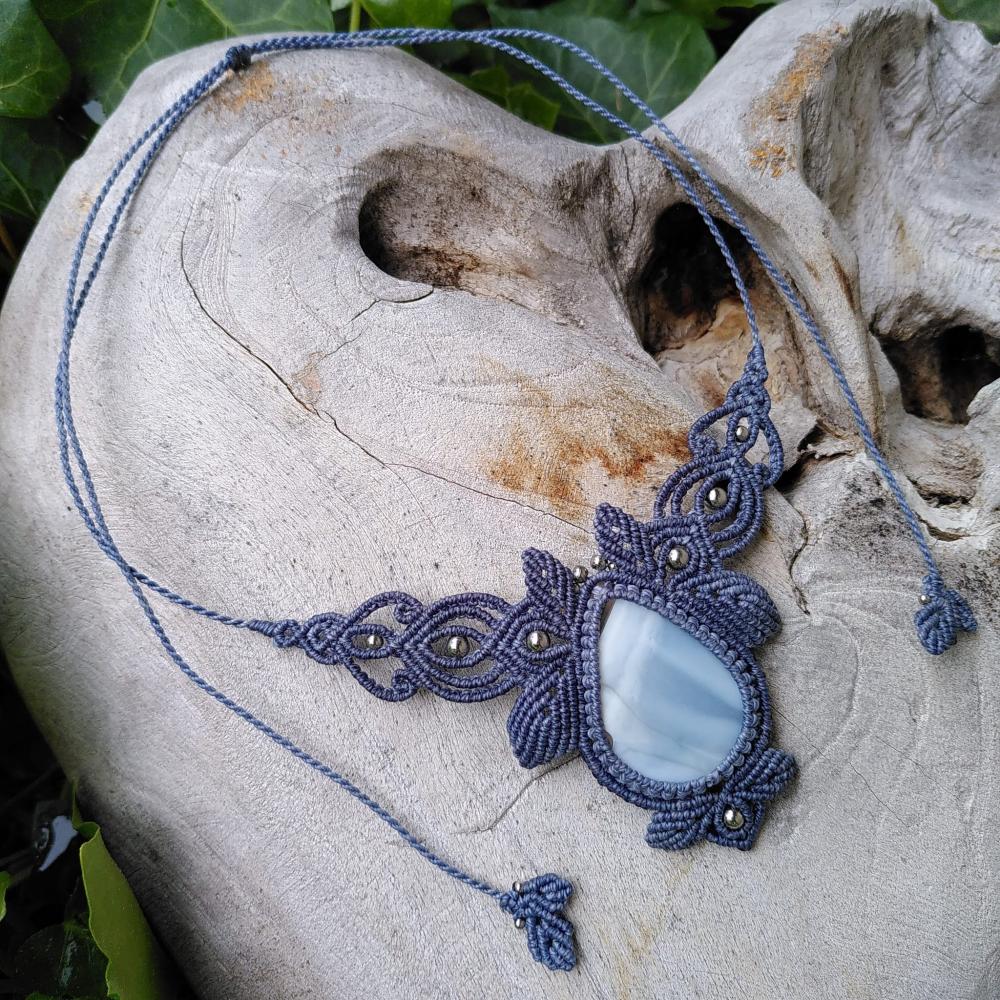Opale bleue - Collier micro-macramé - Feuilles