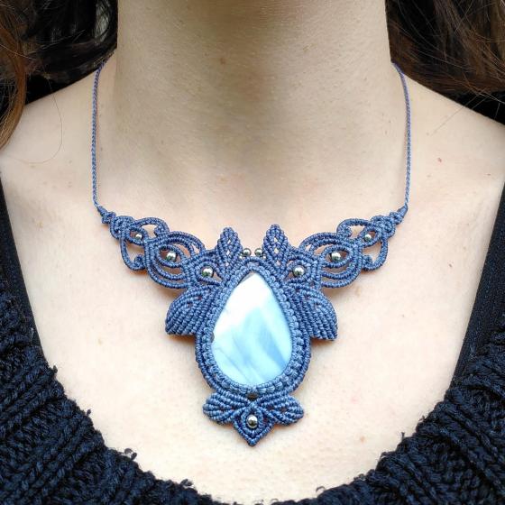 Opale bleue - Collier micro-macramé - Feuilles