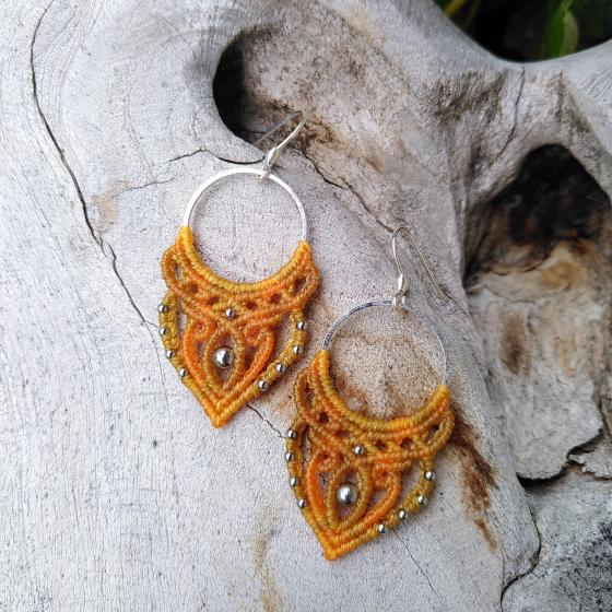Boucles d’oreilles artisanales en micro-macramé jaune moutarde et mandarine