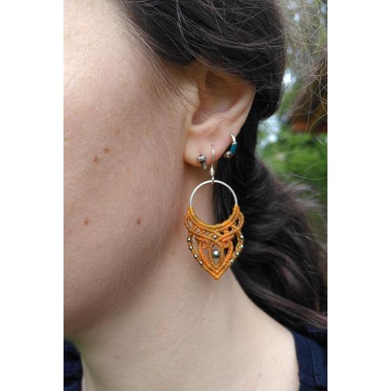 Ohrringe aus Mikro-Makramee in Senfgelb und Mandarine – Versilbertes Messing – Handgefertigter Schmuck