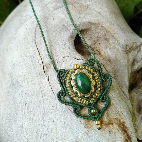 Malachite - Petit collier en micro-macramé
