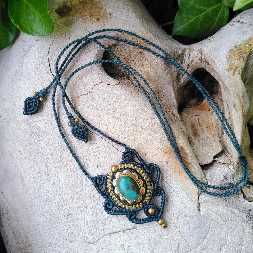 Turquoise - Petit collier en micro-macramé