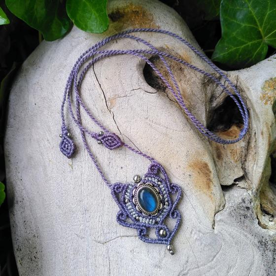 Labradorite - Petit collier en micro-macramé