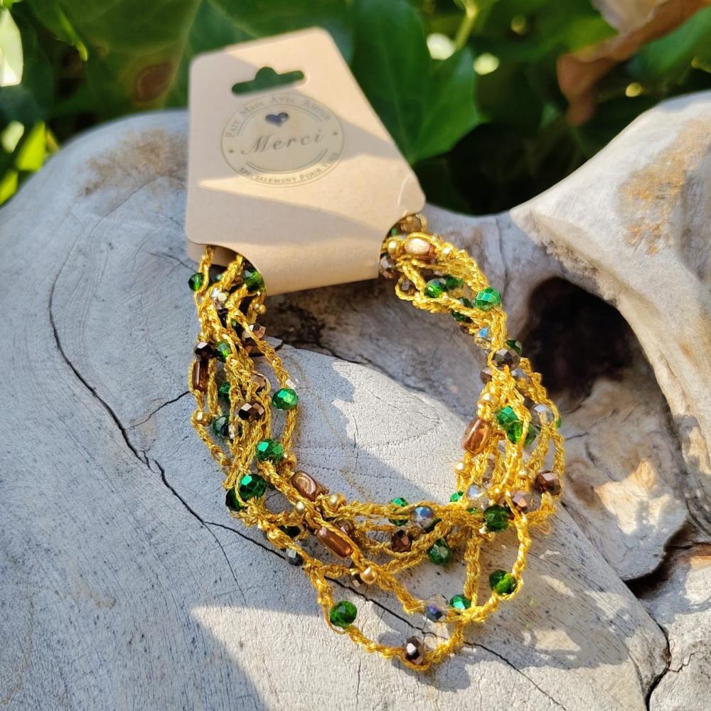 Handgefertigte Halskette / Armband in Goldoptik mit smaragdgrünen Reflexen – Unikat