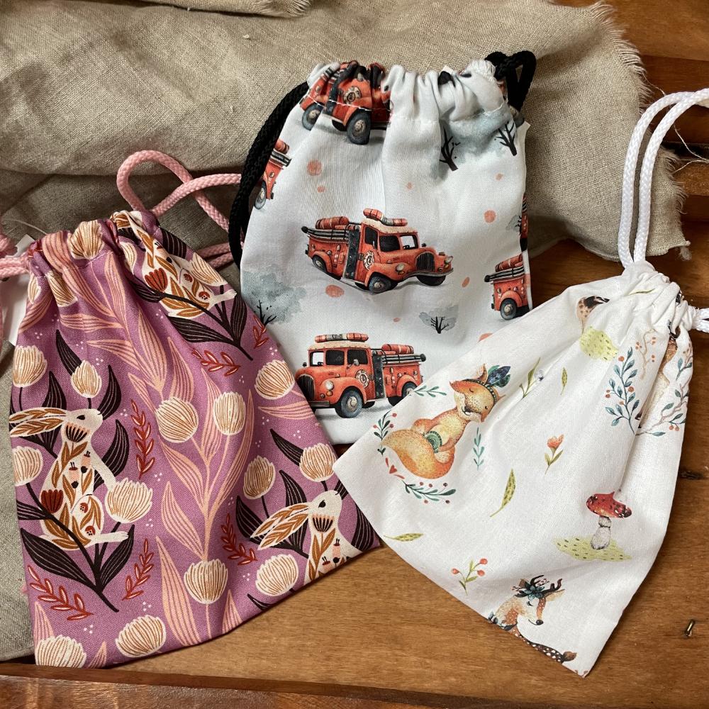 Sac à doudou en tissu 18 × 15 cm – Pochette à cordon – Plusieurs motifs