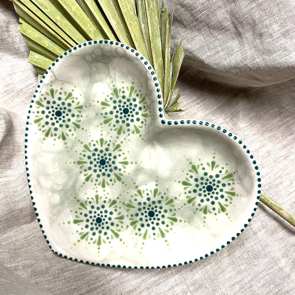 Assiette cœur en céramique peinte à la main – Fleurs Mandala