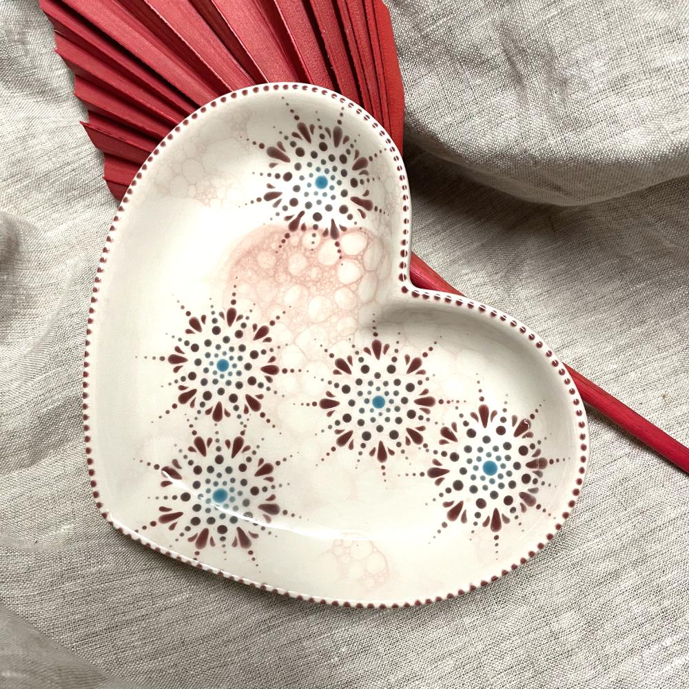 Assiette cœur en céramique peinte à la main – Mandala floral