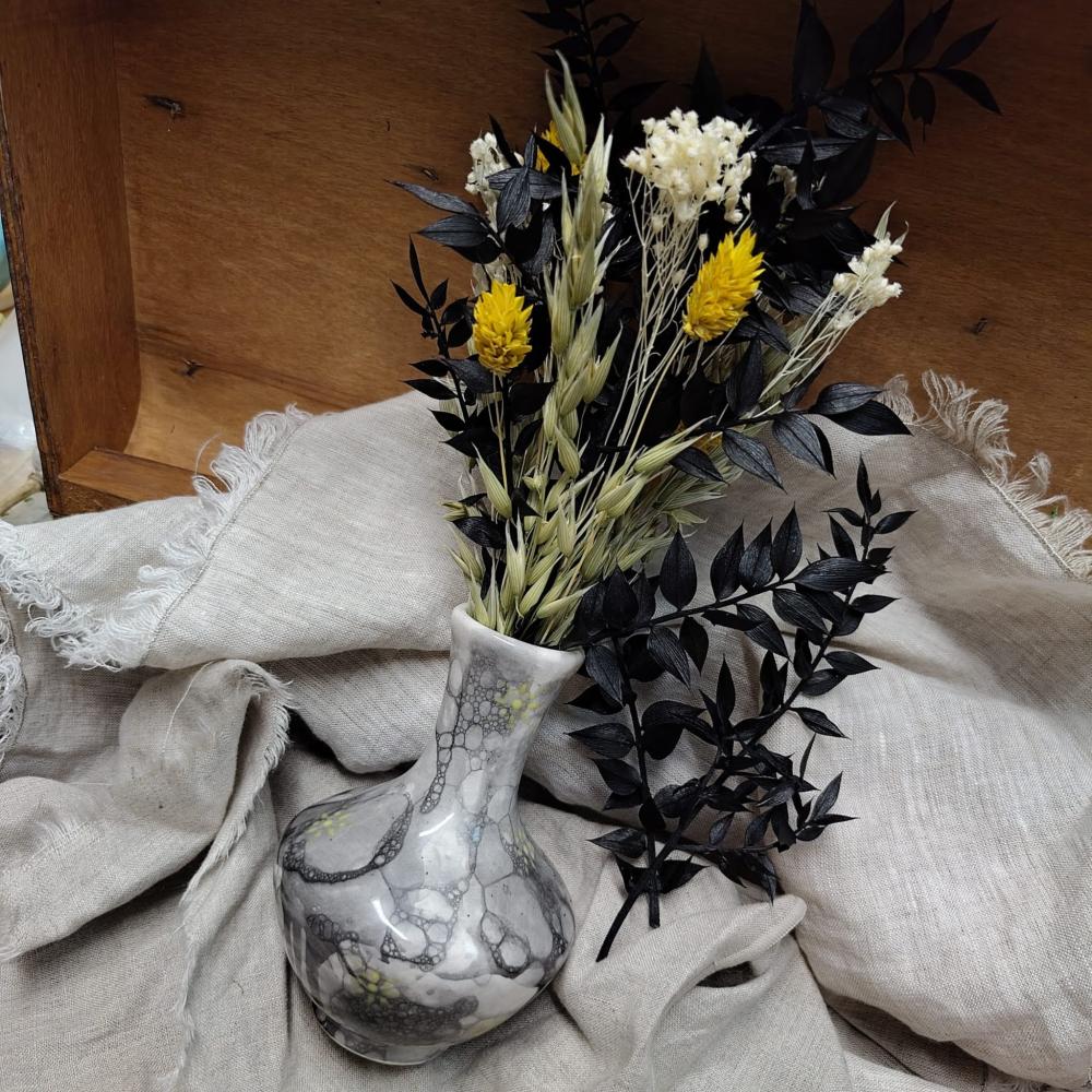 Vase en céramique peint à la main avec bouquet de fleurs séchées – Pièce unique – 13 cm