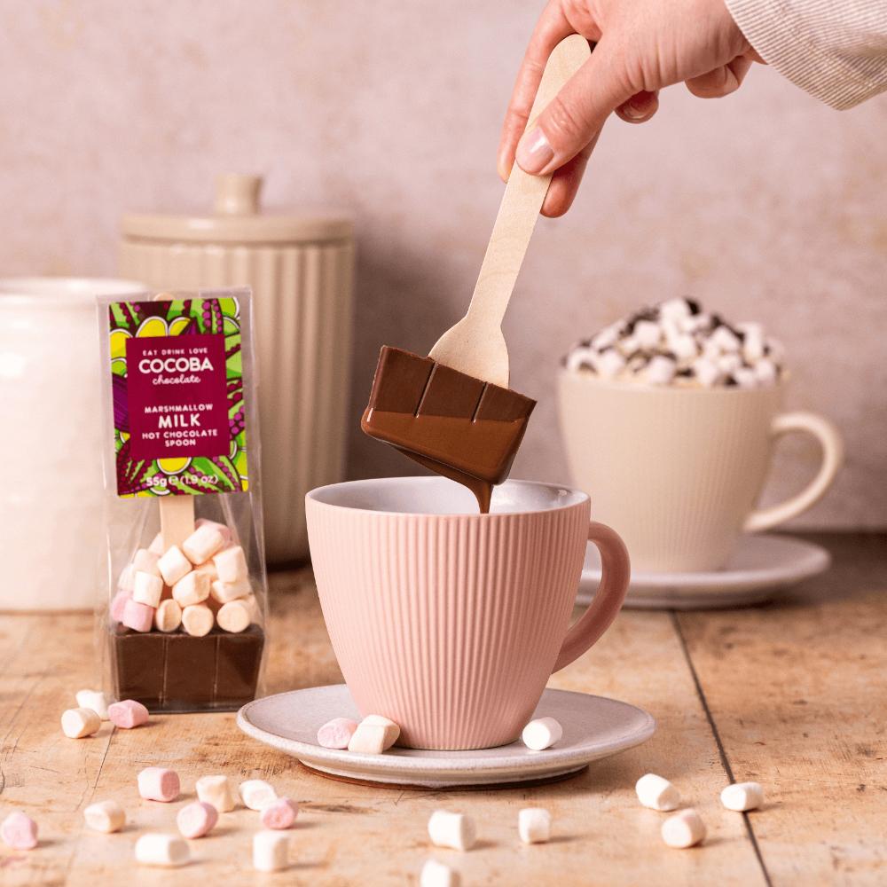 Trinkschokoladen-Löffel mit Milchschokolade & Marshmallows