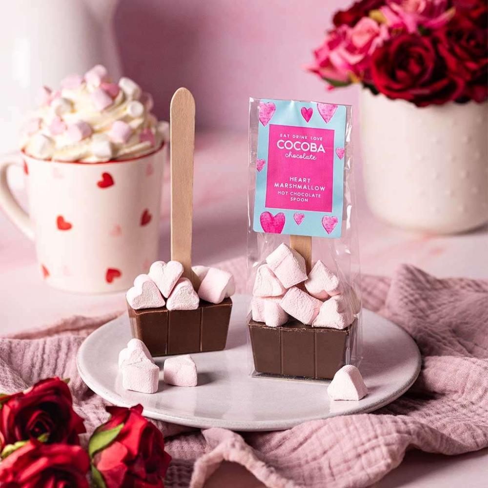 Cuillère à chocolat chaud au lait avec guimauves en forme de cœur