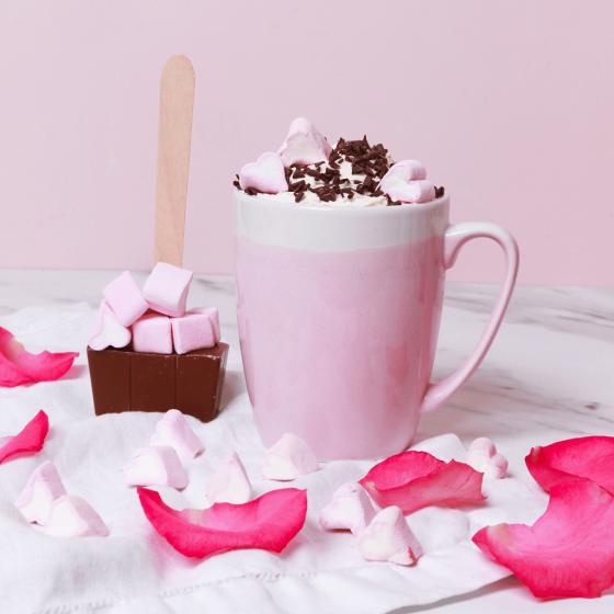 Cuillère à chocolat chaud au lait avec guimauves en forme de cœur
