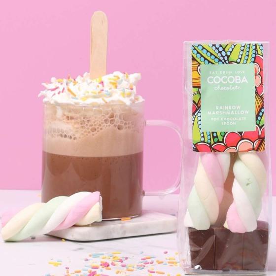 Trinkschokoladen-Löffel mit Milchschokolade & Regenbogen-Marshmallow