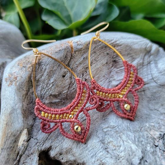 Boucles d’oreilles artisanales en micro-macramé rouge brique et jaune moutarde