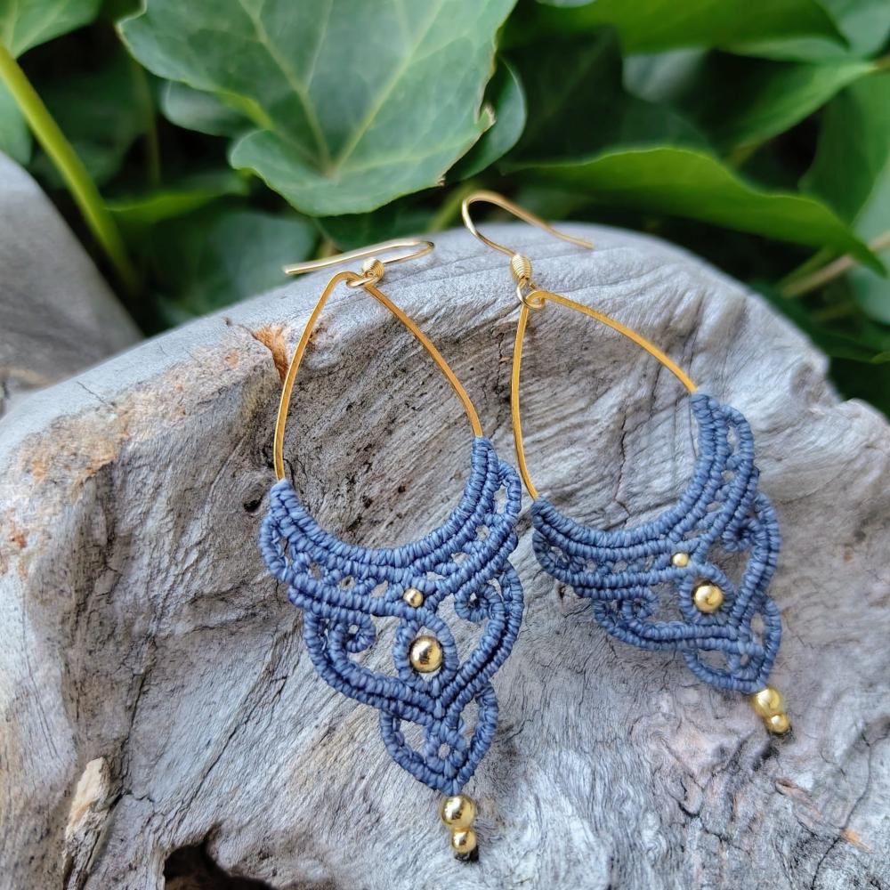 Ohrringe aus Mikro-Makramee - Hellblau – Versilbertes Messing – Handgefertigter Schmuck