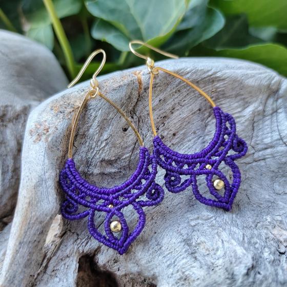 Boucles d’oreilles artisanales en micro-macramé - Violet