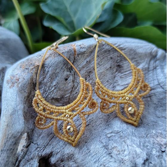 Ohrringe aus Mikro-Makramee - Senfgelb – Versilbertes Messing – Handgefertigter Schmuck
