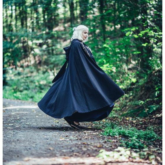 Cape Médiévale Lyra – 100 % Coton Noir avec Capuche et Broderies