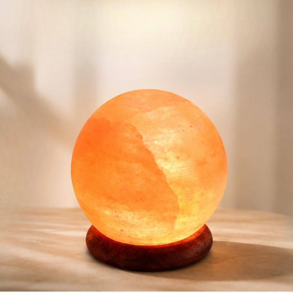 Himalaya-Salzlampe Kugel – Handgefertigter Naturkristall mit Holzsockel, LED & USB