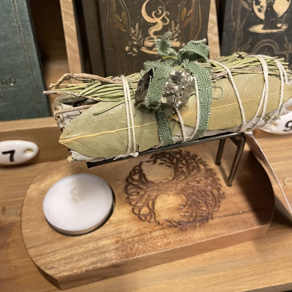 Räucherhalter Lebensbaum aus Akazienholz – Palo Santo & Salbei