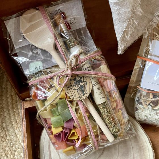 Feinkost-Geschenkset – Herzpasta, Italienische Liebe & Holzlöffel