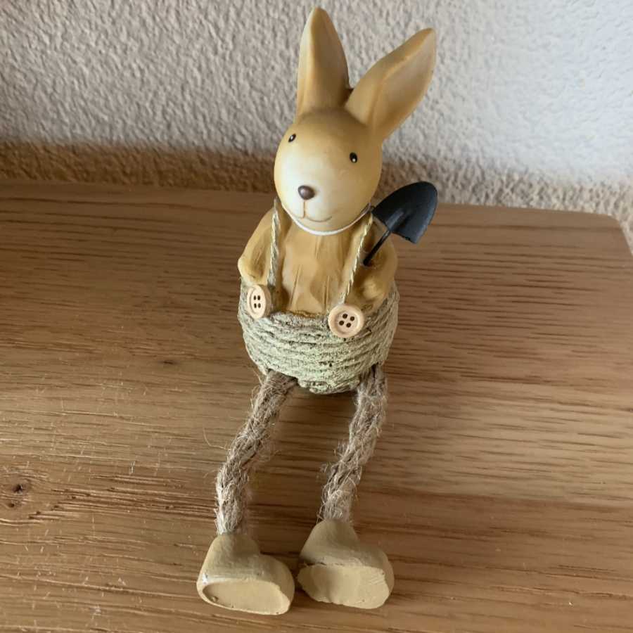 Lapin assis en résine