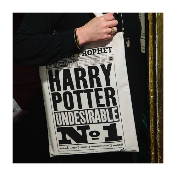 Einkaufstasche mit der Kunst die eigens von MinaLima™ für die Harry Potter™ Filme kreiert wurde.