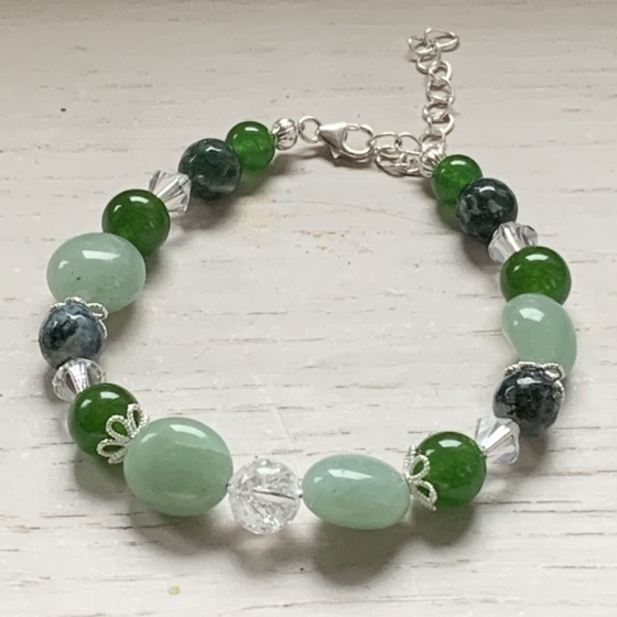 Bracelet artisanal en perles de Jade, Aventurine vert, Agate, Cristal de Roche et perles Swarovski.