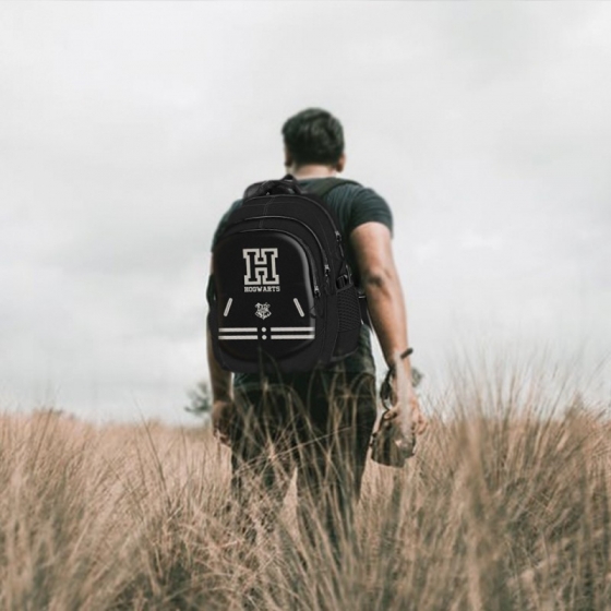 Ce sac à dos Harry Potter à l’effigie de Poudlard possède de nombreux atouts pour en faire un sac spécial running.